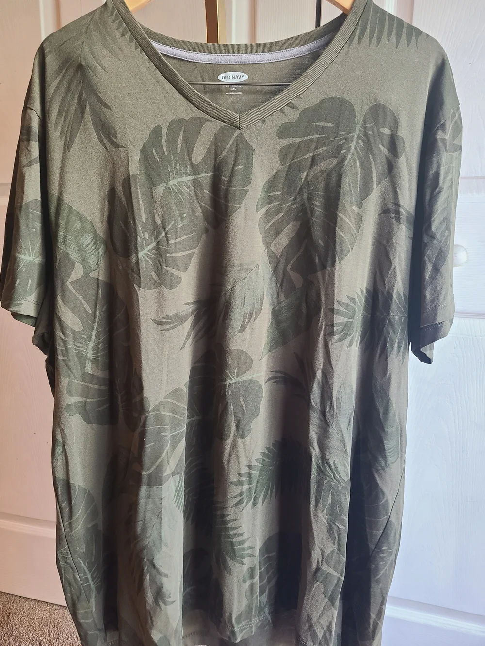 Old Navy Men's Olive Green Leaf-Print V-Neck Tee